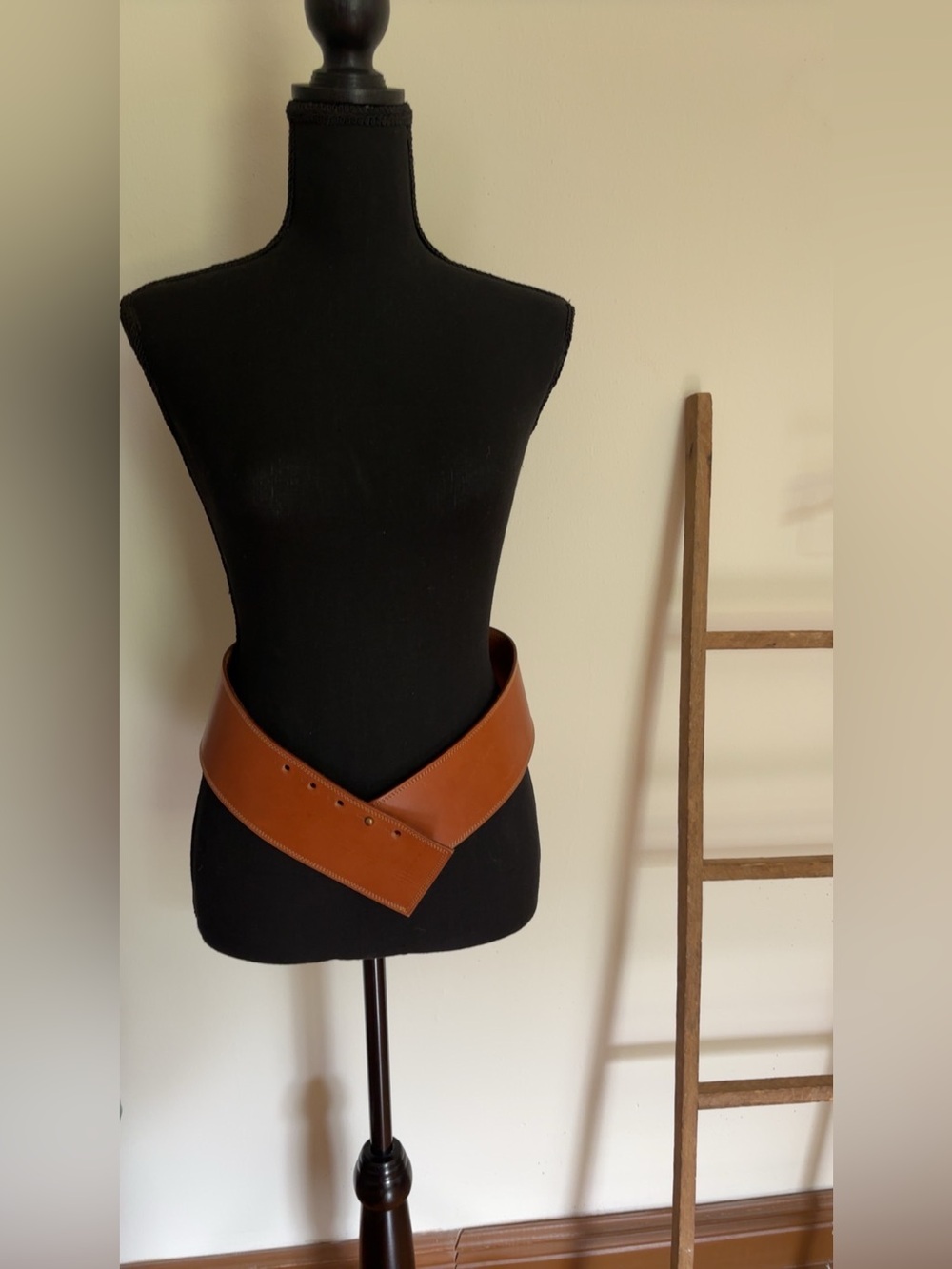 English saddle hide waist held
